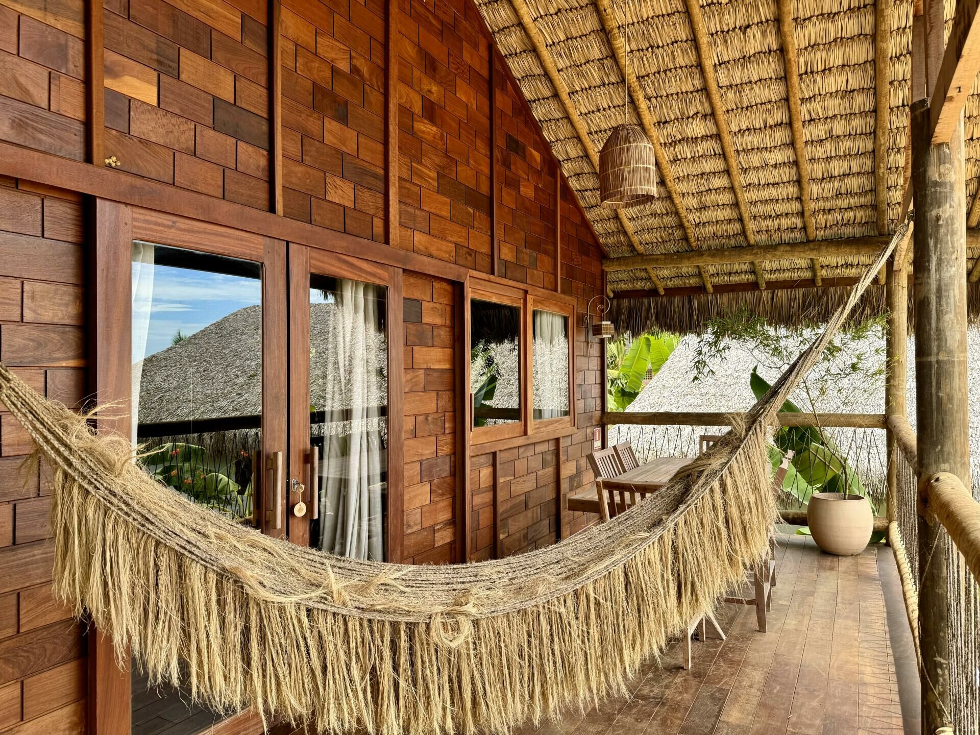 Imagem de Casa de madeira com vista para o mar, piscina e varanda em Icaraizinho de Amontada